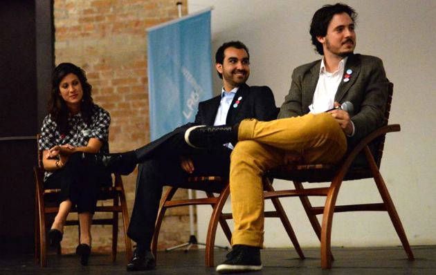 Foto de Francisco Brito Cruz, Dennys Antonialli e Mariana Valente sentados em um tablado, olhando para a direita.