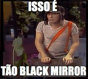 Foto do personagem Chaves do seriado mexicano Chaves, em pé dentro de um barril, com semblante de assustado. Exibe os seguintes textos em branco "Isso é" na parte superior da imagem e "tão Black Mirror", na parte inferior.