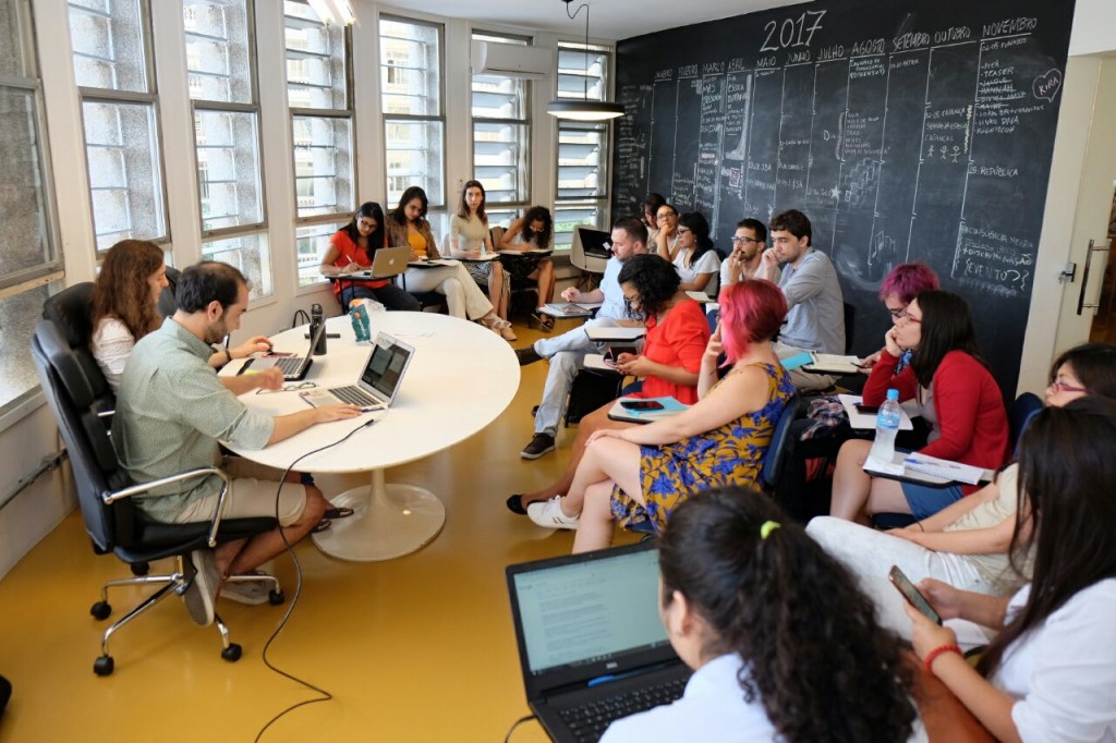 Foto dos participantes do Escola InternetLab 2017 no escritório do InternetLab.