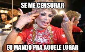 Foto da atriz Dercy Gonçalves, vestindo camiseta vermelha da cerveja Brahma e joias extravagantes, com os textos escritos em branco "Se me censurar" na parte superior do texto e "eu mando pra aquele lugar" na parte inferior.