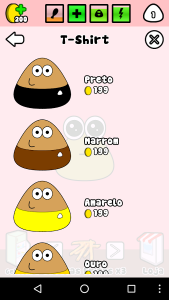 Screenshot of the Pou in-game store with the character's clothing options, featuring the title "T-Shirt" and the texts "Preto - 199 coins"; "Marrom - 199 coins" and "Amarelo - 199 coins". On the left side of each text, there is an image of the character wearing a t-shirt with the respective color of the information.