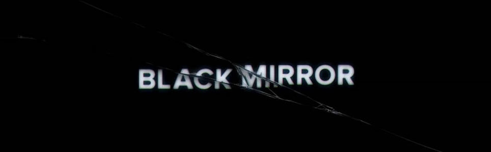 Imagem com fundo preto com a frase "Black Mirror" centralizada em branco com rachaduras em algumas letras que compõe a frase, dando um efeito de espelho quebrado.