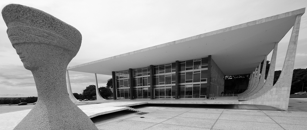 Photo of Brazilian Supreme Court's building in black and white