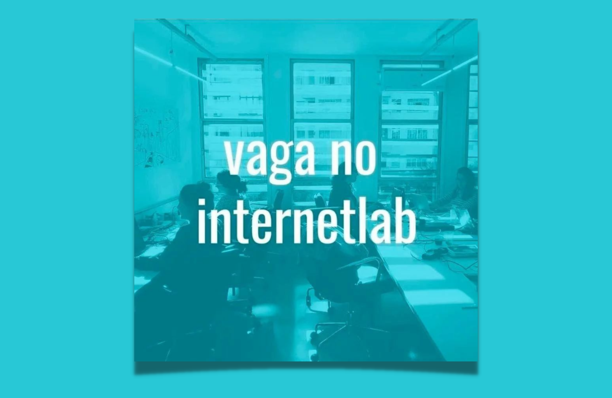 Imagem ilustrativa do escritório do InternetLab em azul com o texto centralizado 'vaga no internetlab'.